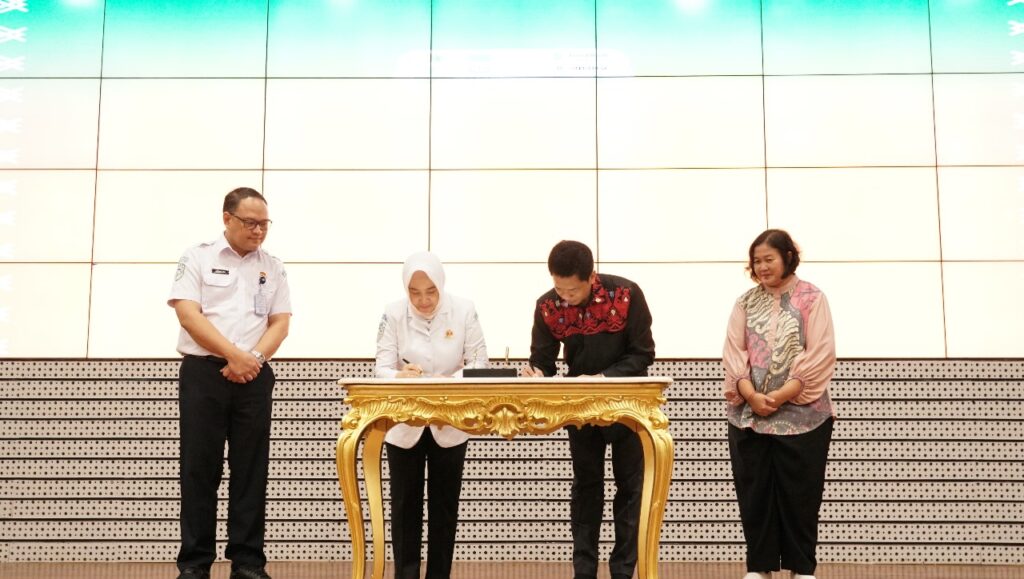 Rektor ITS Ir Bambang Pramujati ST MSc Eng PhD (dua dari kanan) dan Kepala BMKG Prof Ir Dwikorita Karnawati MSc PhD (dua dari kiri) saat menandatangani MoU antara ITS dengan BMKG