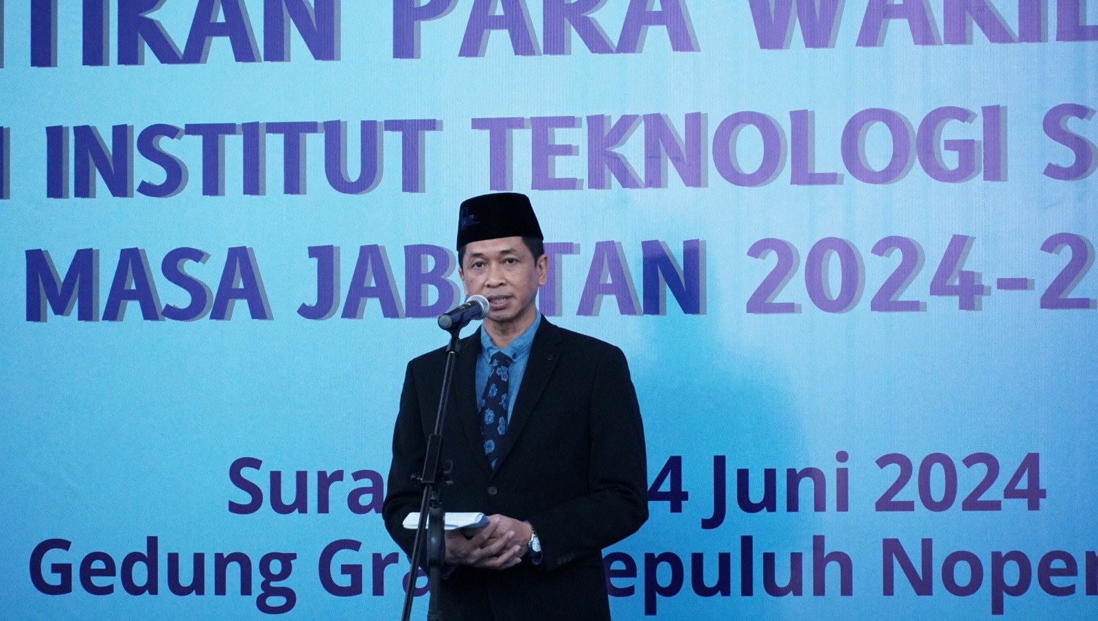 Rektor ITS Ir Bambang Pramujati ST MSc Eng PhD saat memberikan sambutan pada pelantikan Wakil Rektor ITS periode 2024 - 2029 di Graha Sepuluh Nopember ITS