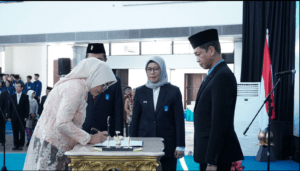 Penandatanganan Berita Acara Serah Terima Jabatan oleh Wakil Rektor I ITS periode 2024 - 2029 Prof Nurul Widiastuti SSi MSi PhD disaksikan oleh Rektor ITS Ir Bambang Pramujati ST MSc Eng PhD (kanan)