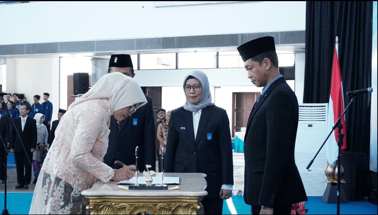 Penandatanganan Berita Acara Serah Terima Jabatan oleh Wakil Rektor I ITS periode 2024 - 2029 Prof Nurul Widiastuti SSi MSi PhD disaksikan oleh Rektor ITS Ir Bambang Pramujati ST MSc Eng PhD (kanan)