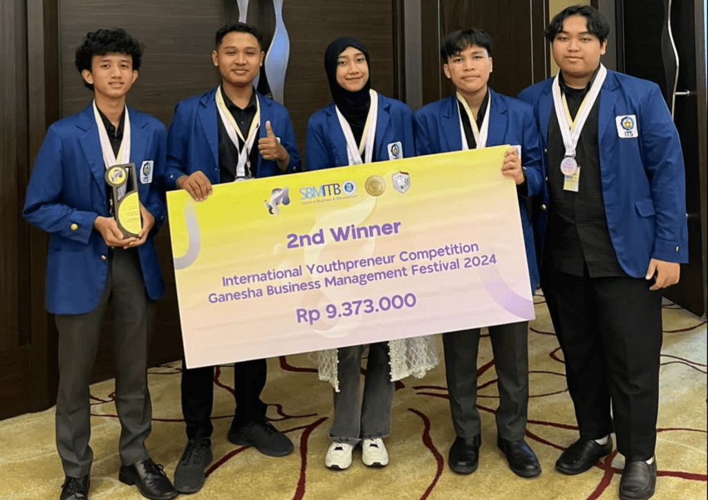 Anggota Tim Chozz ITS (dari kiri) Rafindita Sumar Ramadhan, Fadhel Iqbal Hidayatullah, Putri Amalia Farhana, Dimas Wahyu Saputra, dan Keanu Habibie Putra Alfadhani usai terima penghargaan di ajang IYC ITB 2024