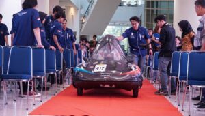 Tim Sapuangin ITS saat meluncurkan mobil urban terbarunya, Sapuangin XI Evo 3, untuk berlaga di ajang Shell Eco-Marathon 2024