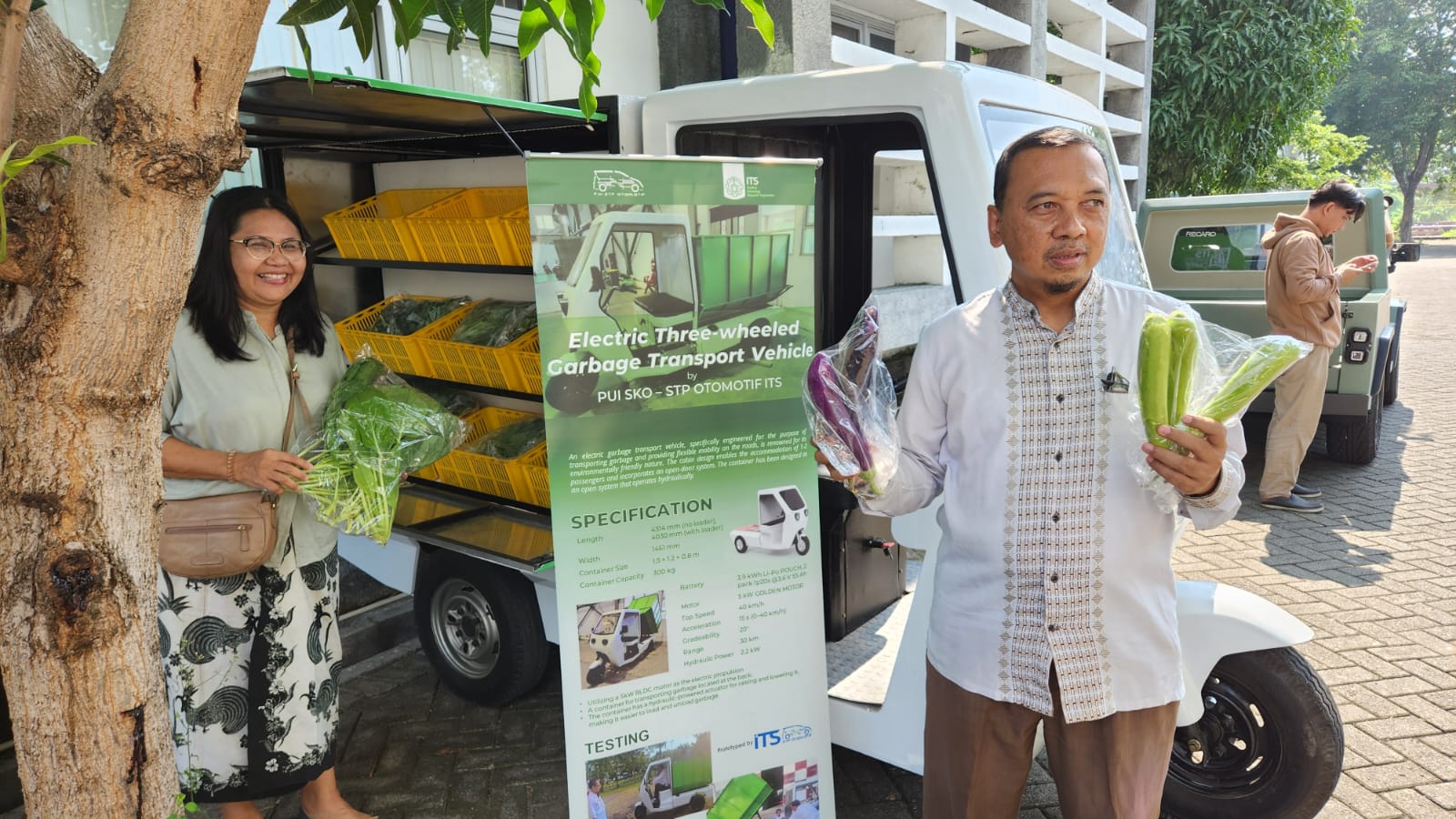 Gambar Bambang perkenalkan kendaraan listrik roda tiga gagasan ITS