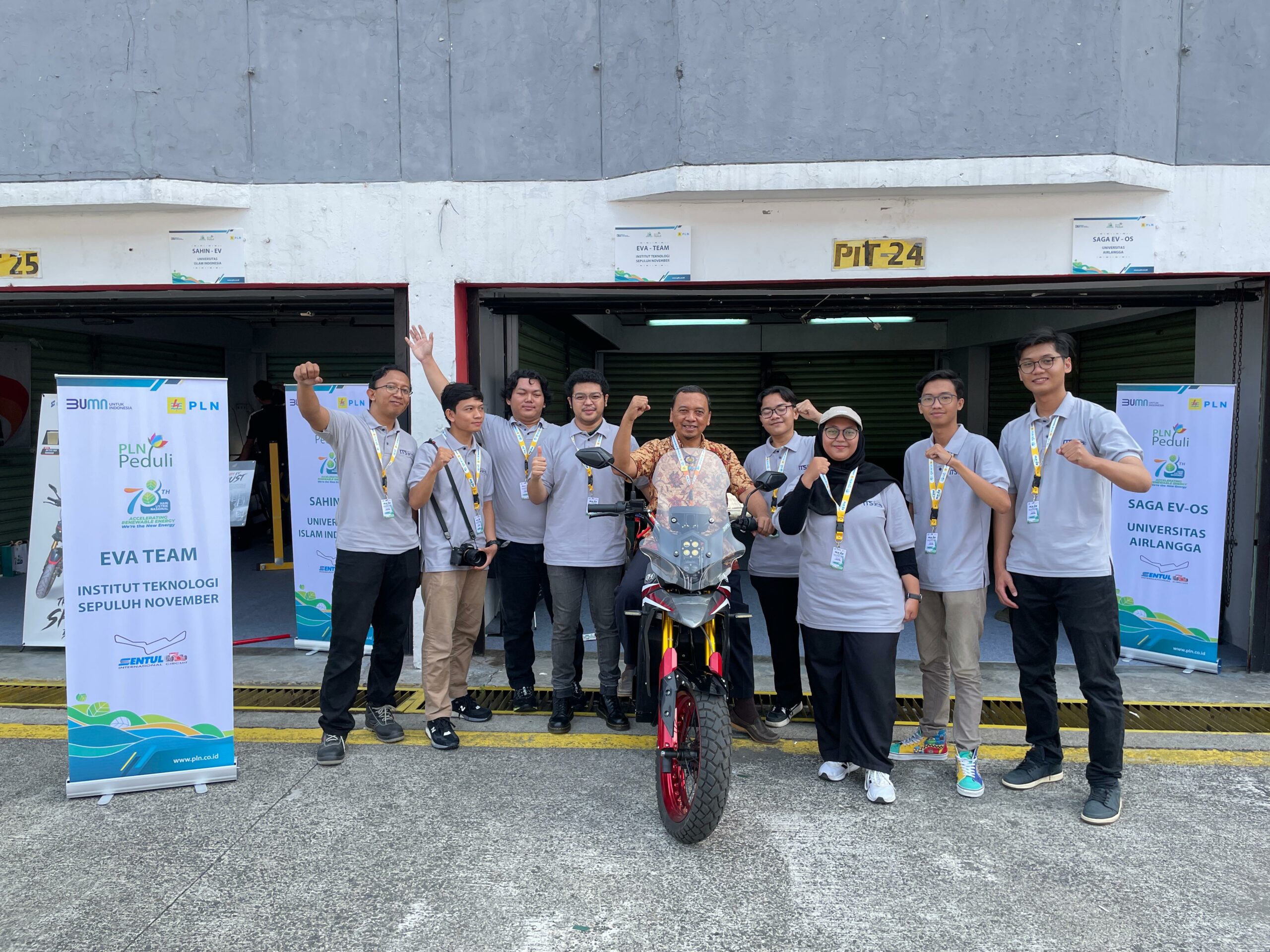 Gambar Bambang setelah uji coba motor listrik