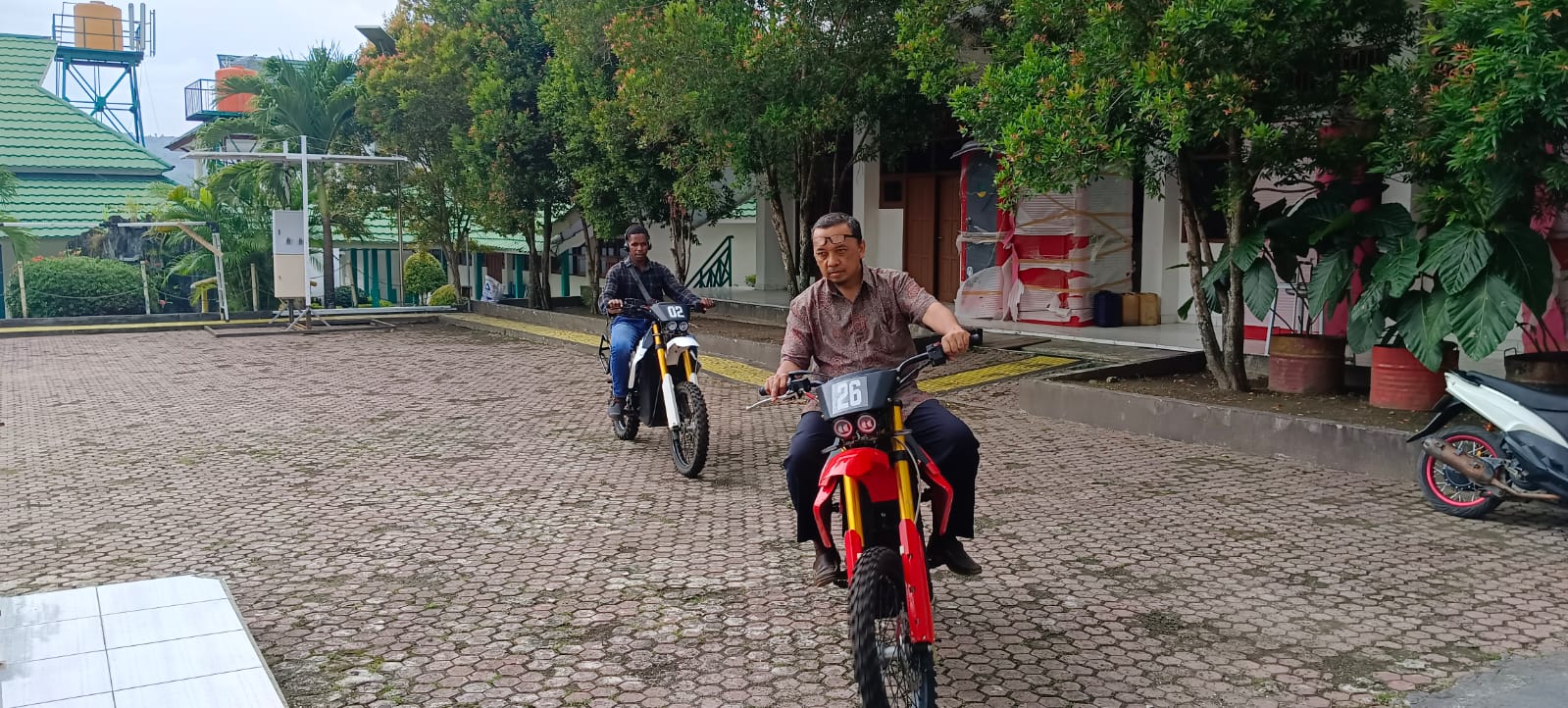 Gambar Bambang uji coba motor listrik