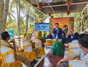 ITS Bantu Masyarakat Pantai Kelapa Mengelola Sampah