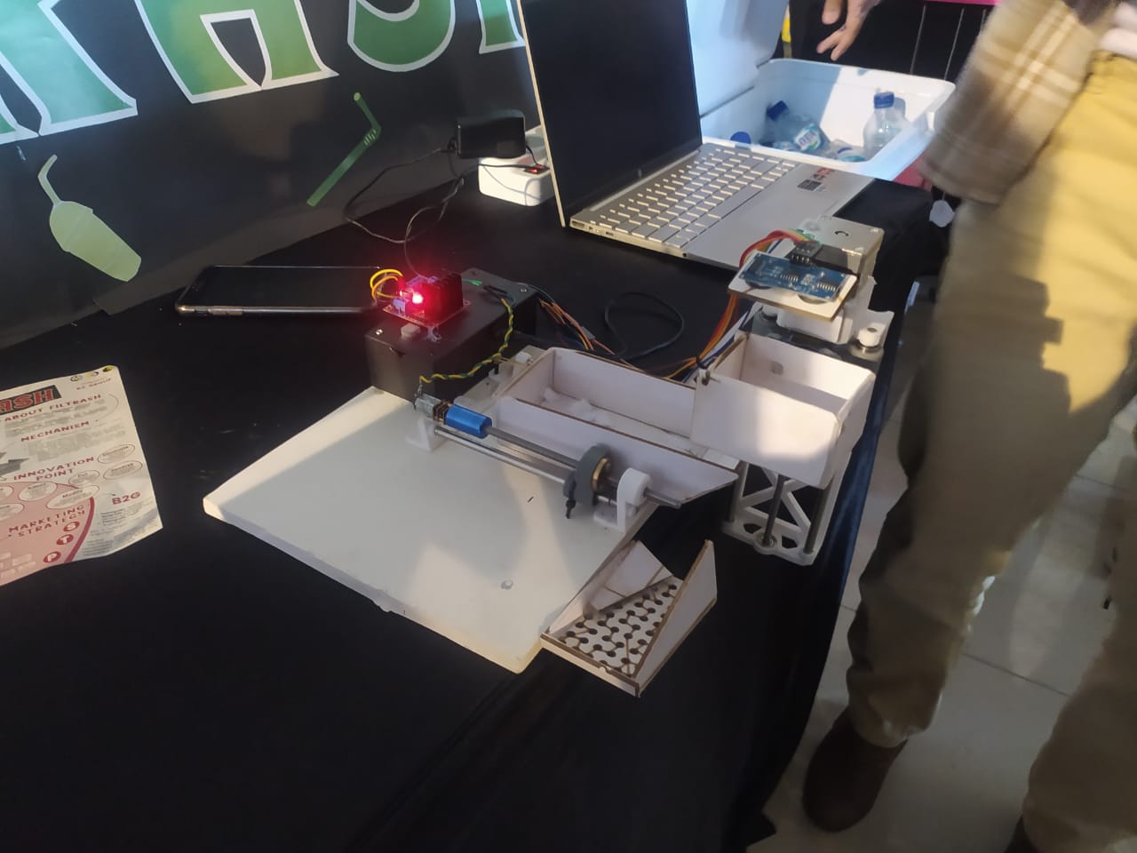 Purwarupa Filtrash yang dipamerkan pada pameran Binnova 2024 yang berfungsi sebagai alat penyaring sampah