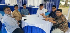 Yoke Candra Katon ST MM (baju putih) saat menghadiri acara Santunan untuk 1.000 Anak Yatim oleh IKA ITS, Ramadan lalu