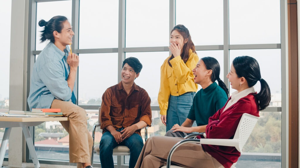 Gambar sekelompok orang sedang bercengkerama