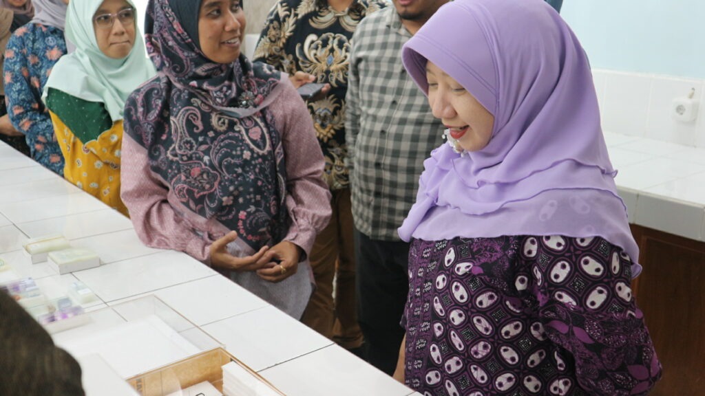 kepala SPM FK UNAIR bersama Kaprodi Kedokteran ITS saat visitasi ke salah satu laboratorium