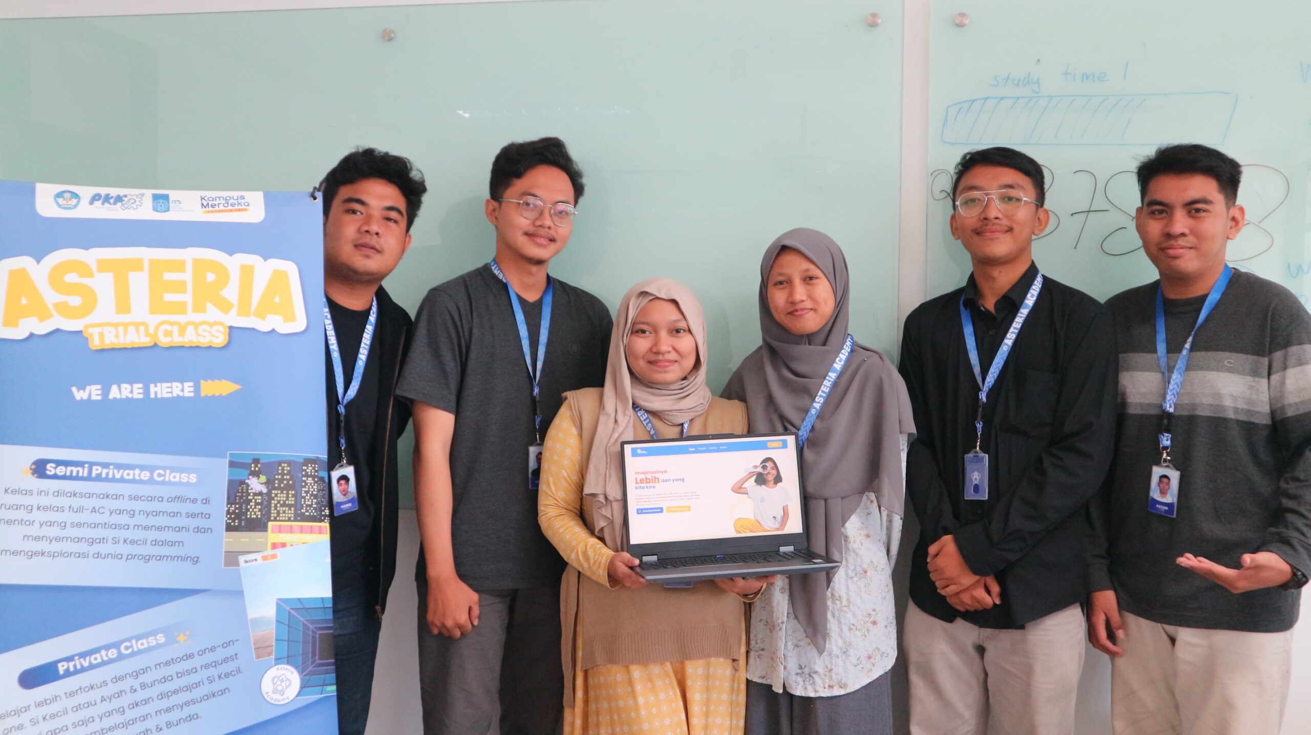 Gambar tim asteria academy saat menunjukkan tampilan website