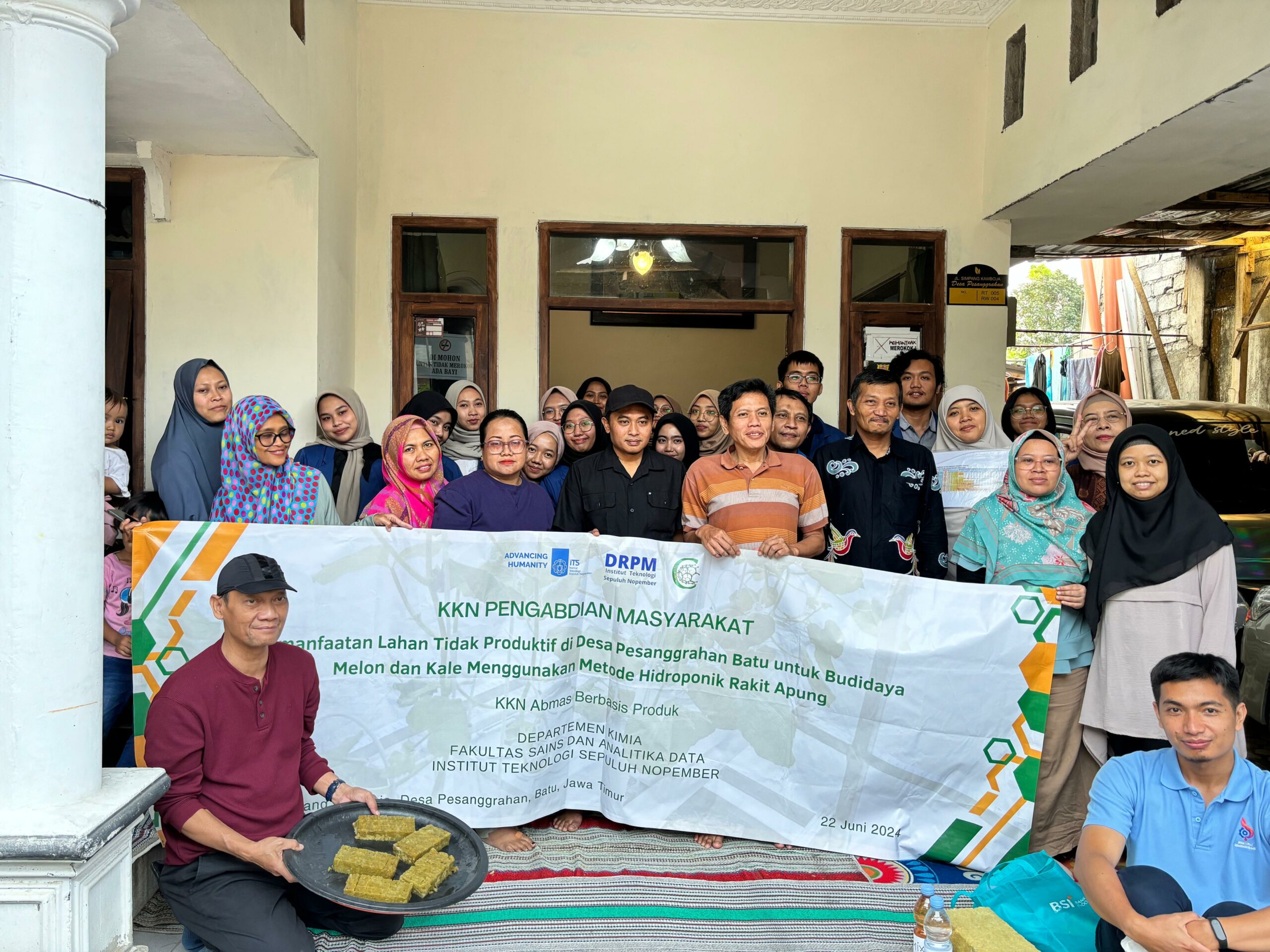 Gambar Tim KKN Abmas bersama masyarakat