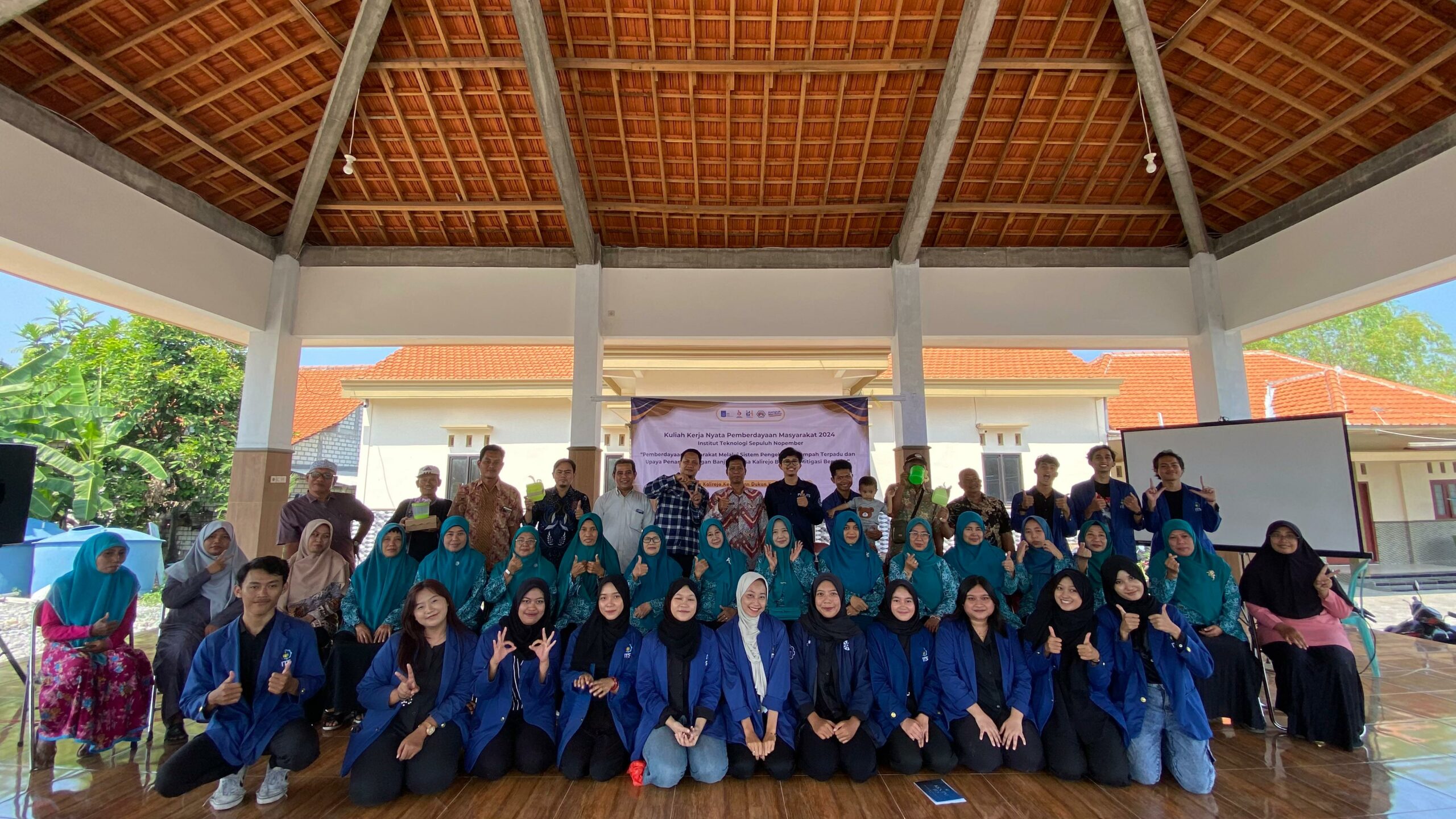 Foto Bersama tim KKN Abmas ITS 