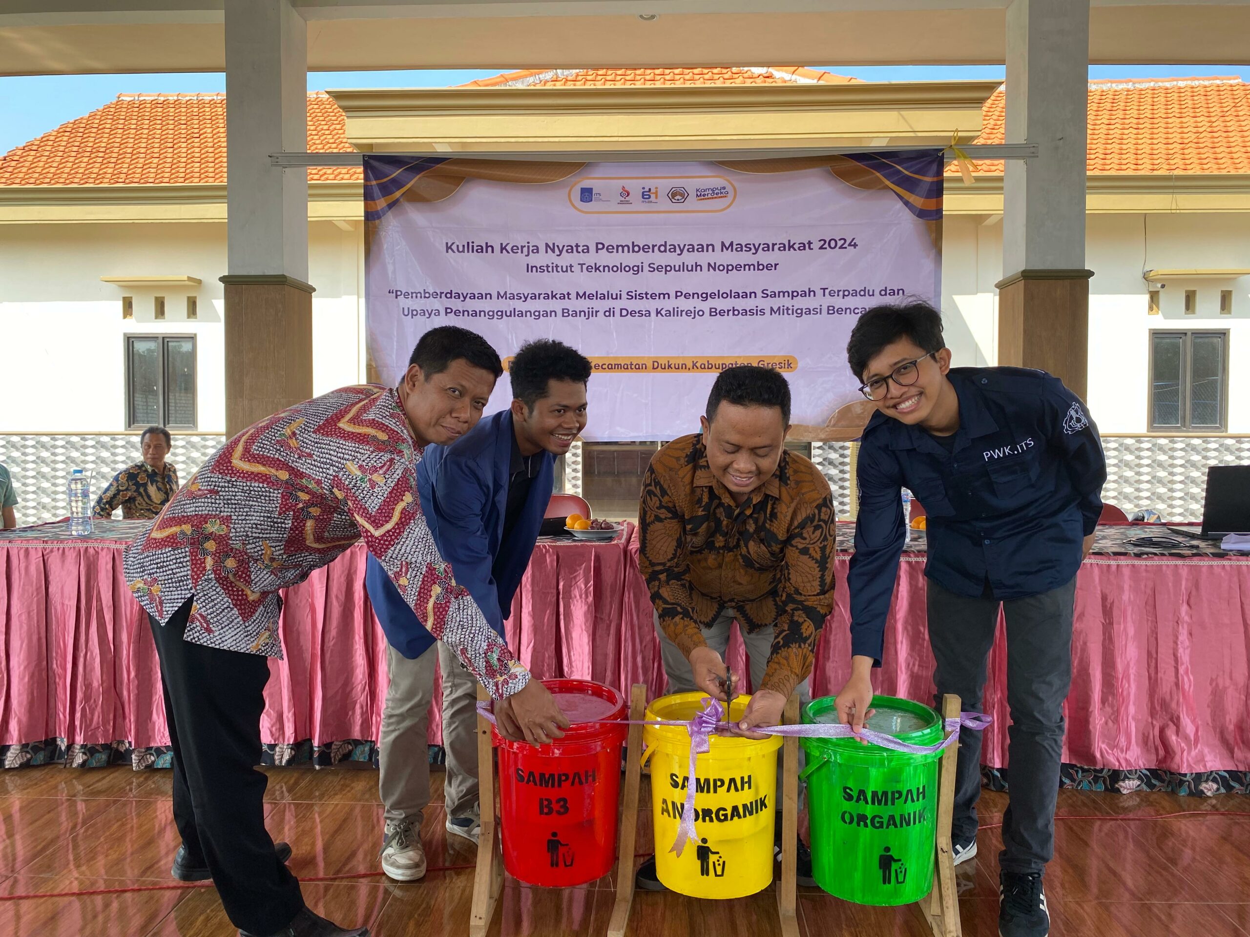 Foto penyerahan tempat sampah oleh KKN Abmas ITS kepada warga Desa Kalirejo, Kecamatan Dukun, Gresik 