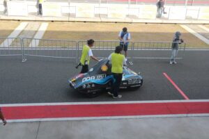 Gambar tim Sapuangin ITS hendak melakukan race