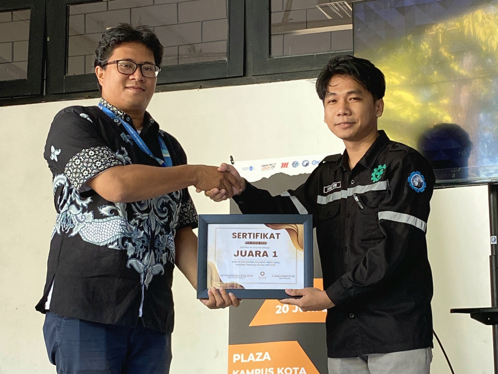 Gambar penyerahan piagam penghargaan kepada pemenang RTC Expo