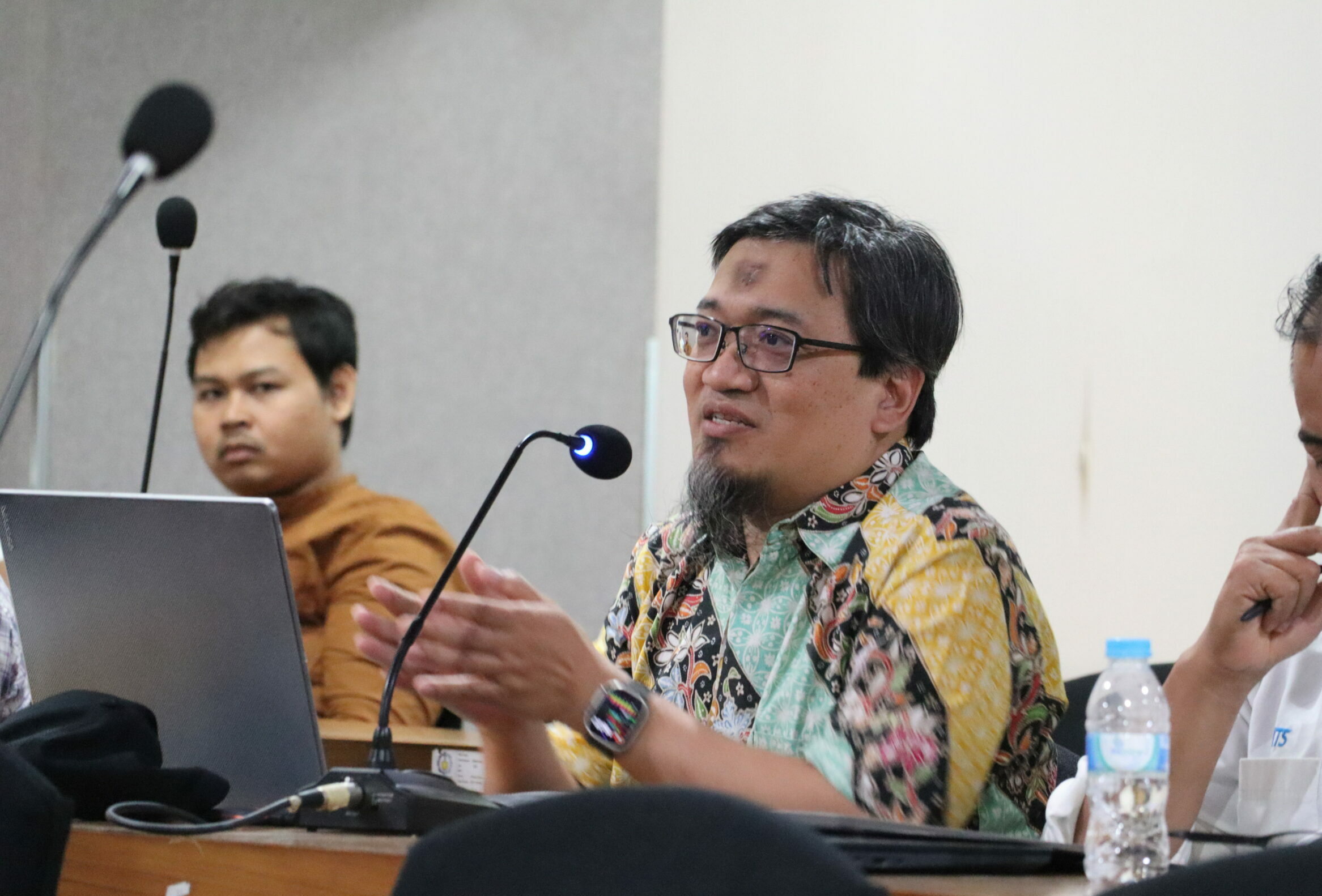 Dosen Fakultas Kedokteran dan Kesehatan Dr Dhany Arifianto ST MEng saat berdiskusi dalam kuliah tamu