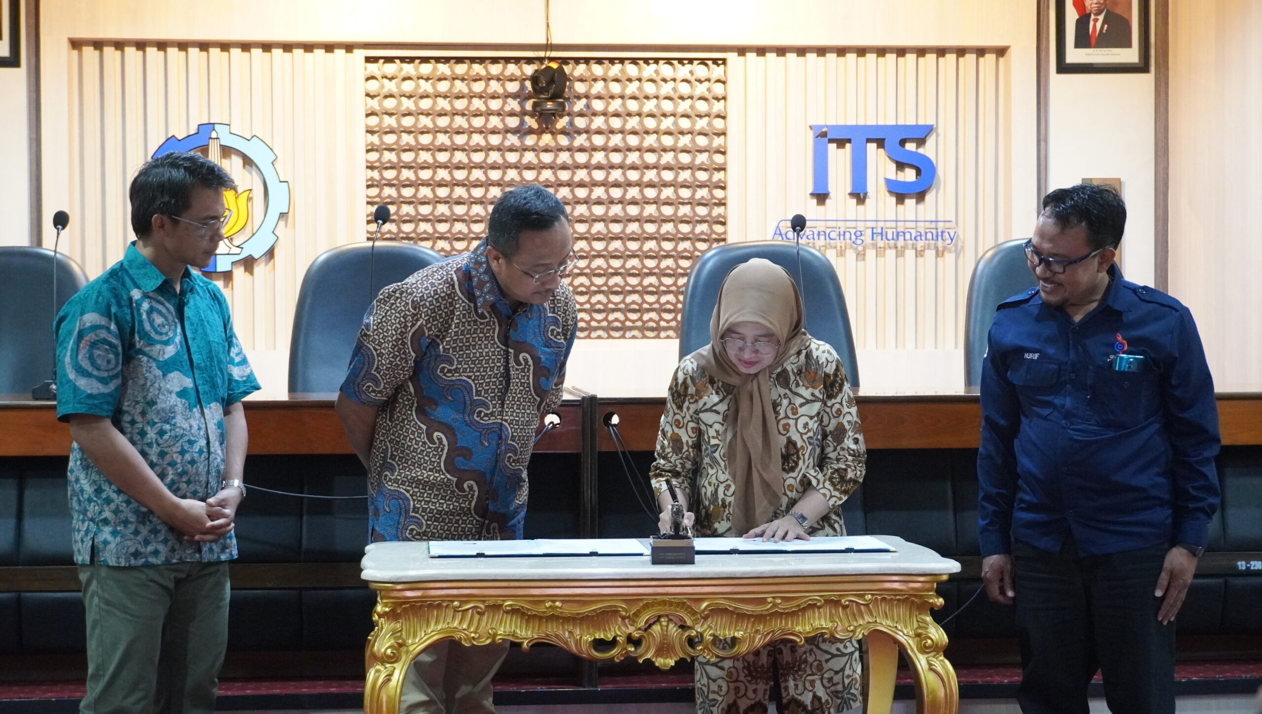 ITS dan Telkominfra saat tanda tangan PKS