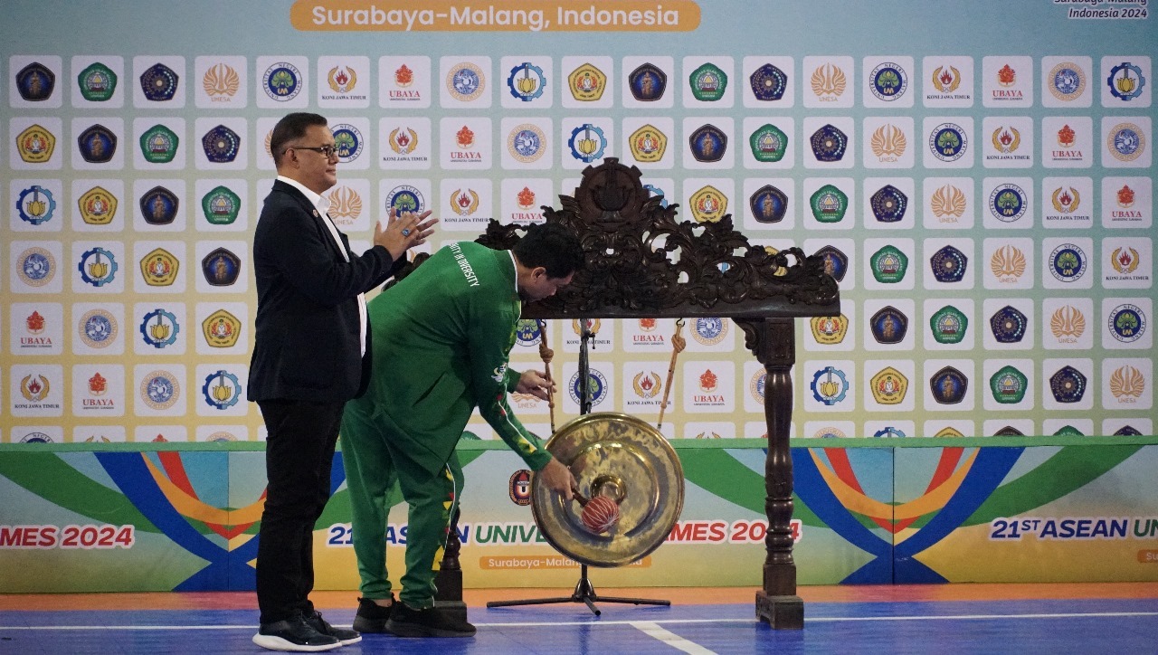 Ketua Umum Pengurus Besar ABTI Zulfydar Zaidar Mochtar (kiri) dan Rektor ITS Ir Bambang Pramujati ST MScEng PhD (kanan) saat simbolisasi penutupan dengan pemukulan gong