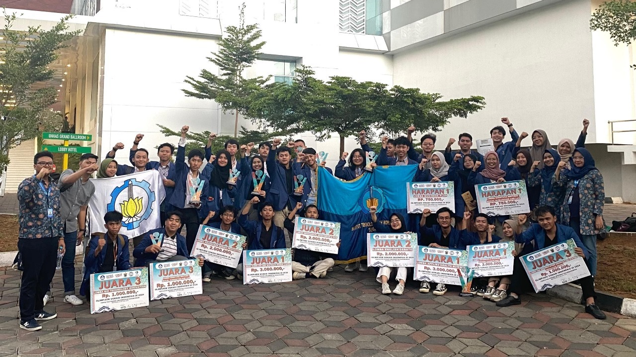 Kontingen ITS usai malam penganugerahan Olimpiade Vokasi Indonesia (OLIVIA) IX 2024 di Universitas Hasanuddin, Makassar