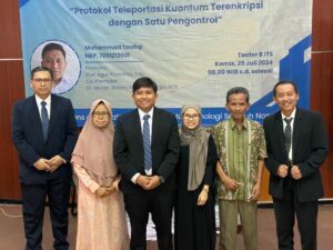 Gambar Muhammad Taufiqi (tiga dari kiri) bersama keluarga dan dosen pembimbing selepas melakukan sidang disertasi untuk promosi doktornya