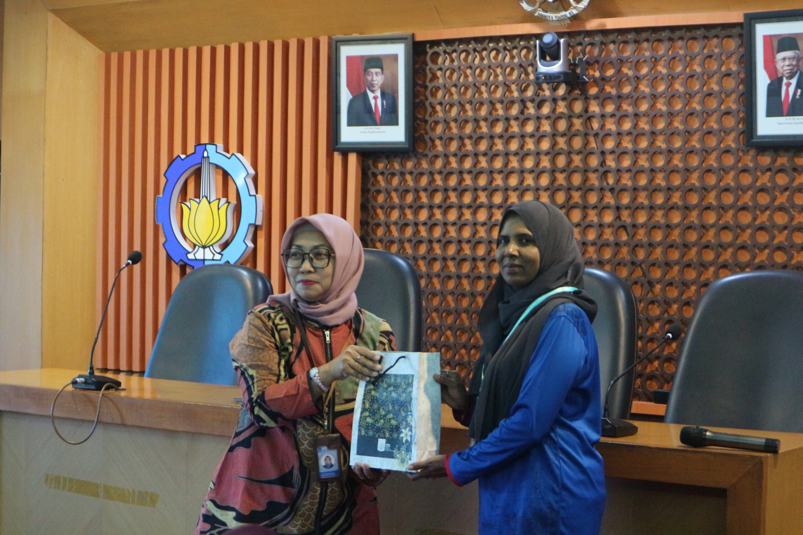 foto serah terima cinderamata