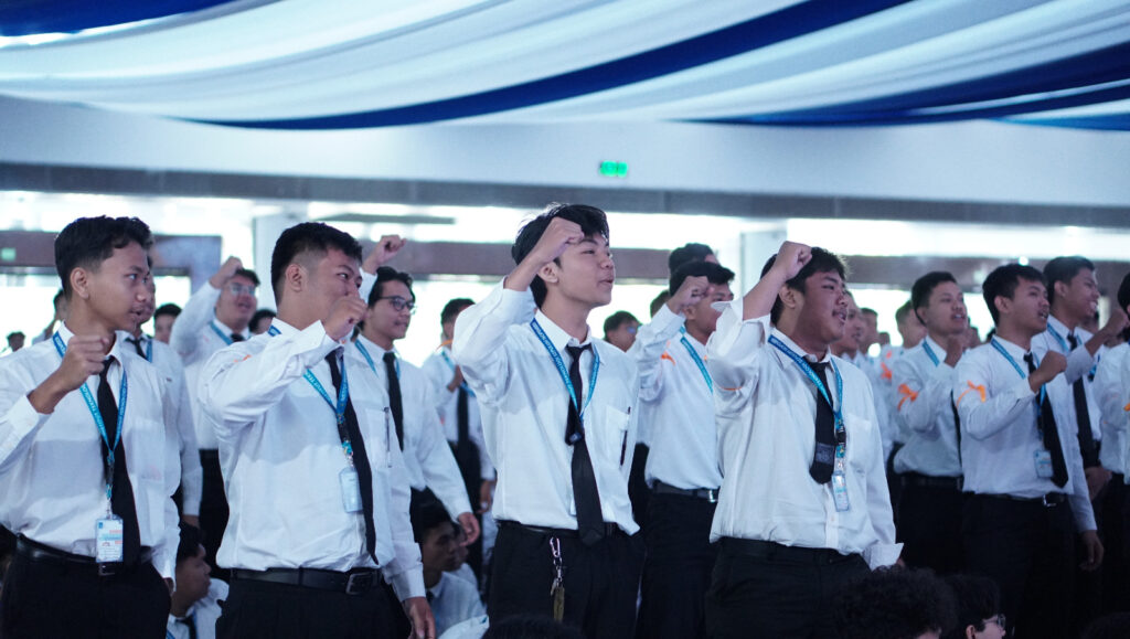 Gambar Para mahasiswa baru peserta PSB ITS 2024 saat melantangkan vivat ITS di Graha Sepuluh Nopember ITS