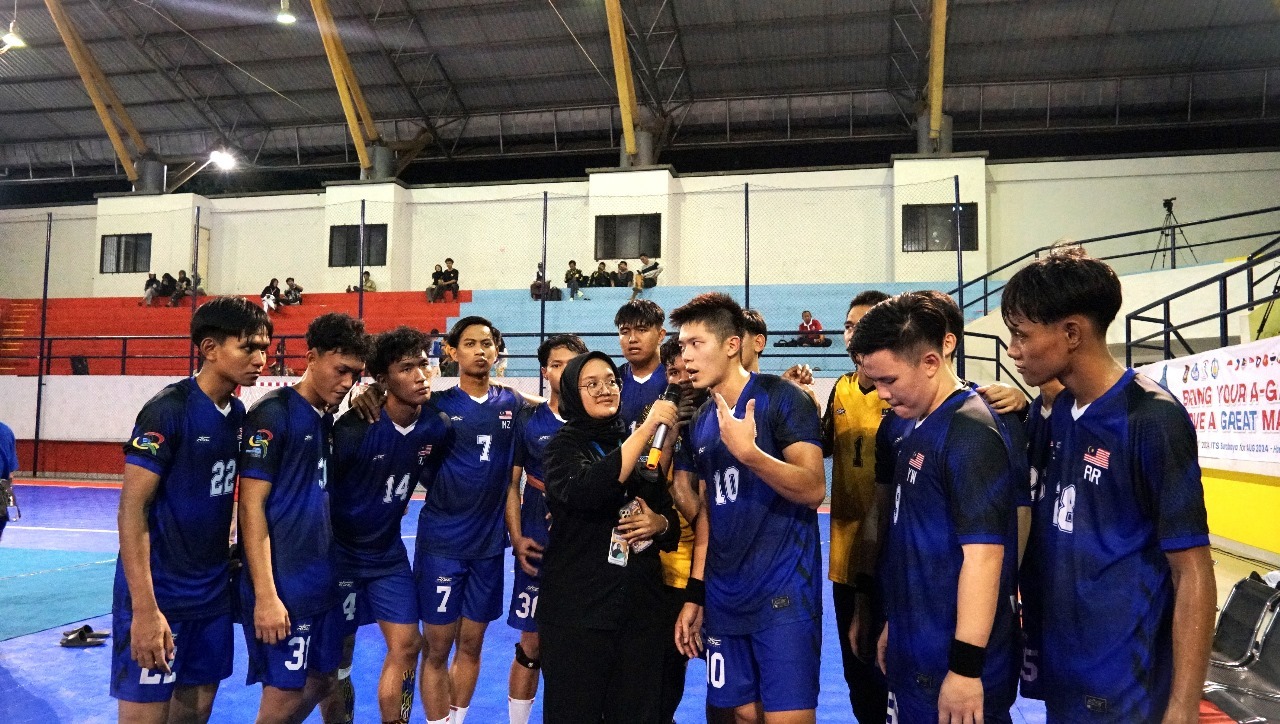 Pemain Malaysia, Chee Woon Chong (tiga dari kanan) saat diwawancarai oleh tim ITS TV usai pertandingan final antara Malaysia dan Singapura