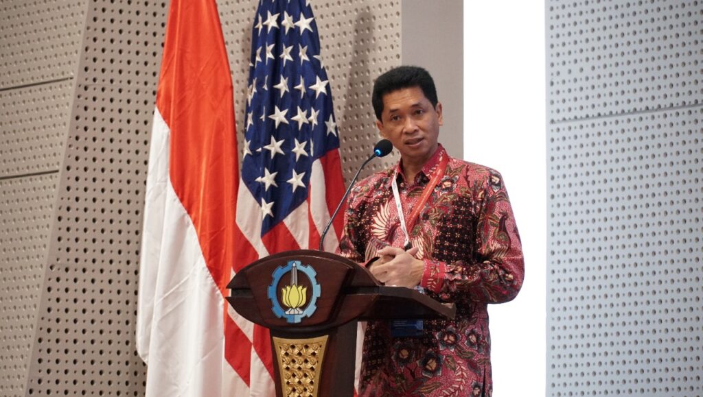 Rektor ITS Bambang Pramujati ST MSc Eng PhD saat memberikan sambutan di HEPI Forum Series 2024 di Gedung Research Center ITS