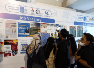 Antusiasme mahasiswa ITS ketika menghadiri acara Bursa Karir ITS yang disiapkan oleh Subdirektorat Pengembangan Kewirausahaan dan Karir ITS untuk mempersiapkan alumninya memasuki jenjang karir