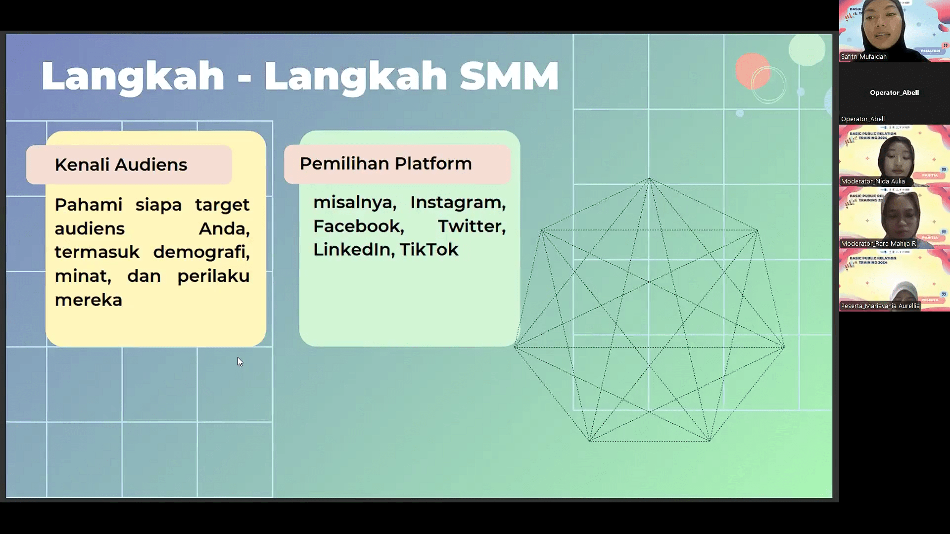 Gambar Safitri Mufaidah menyampaikan materi Social Media Management