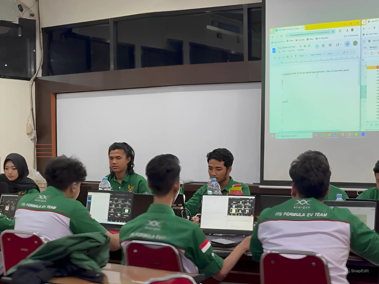 Tim Anargya ITS ketika mempresentasikan inovasi timnya secara daring pada kompetisi Formula Bharat Pi-EV 2024