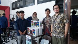 Gambar mahasiswa dan dosen DTEO