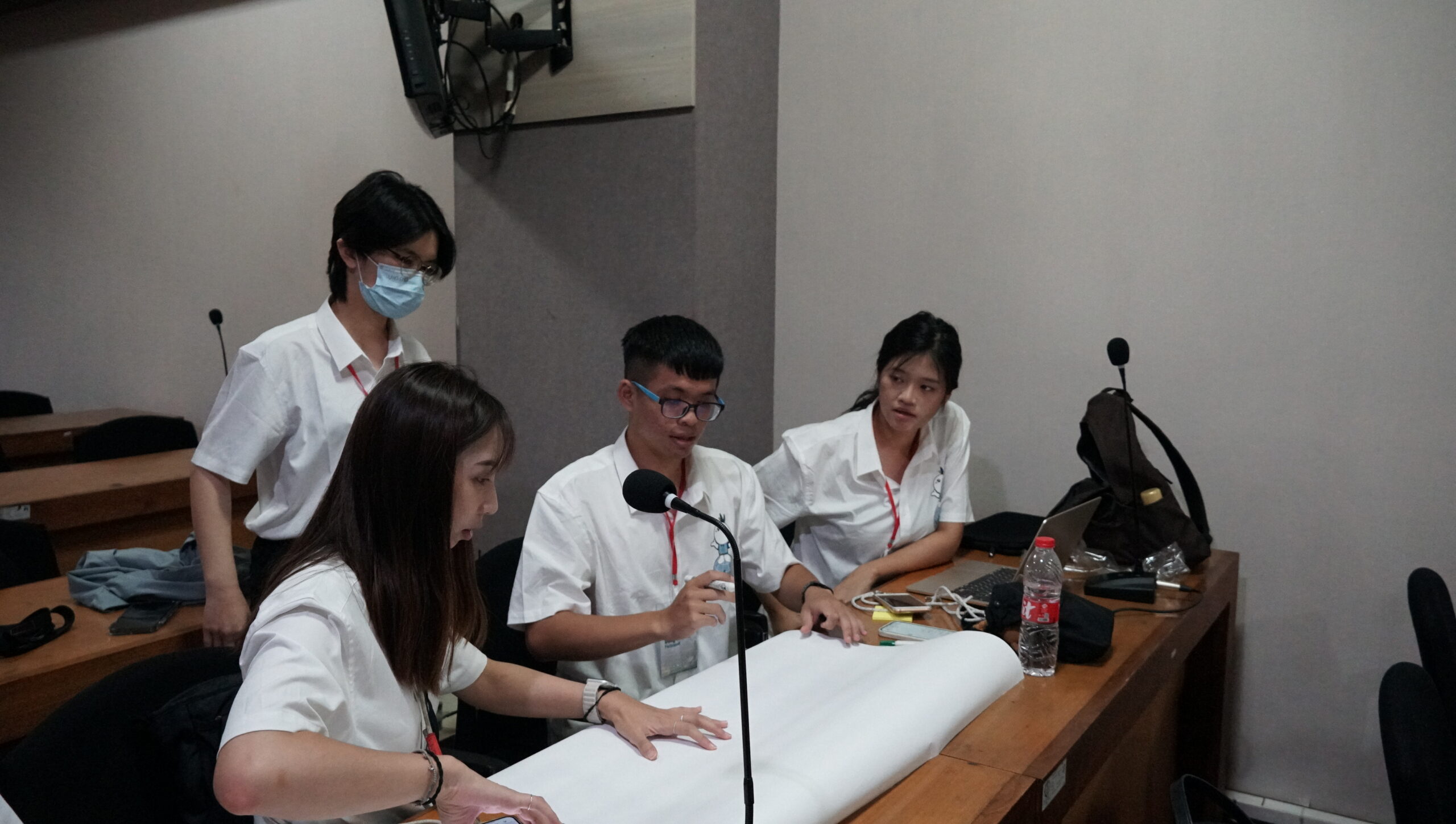 Mahasiswa Yuntech University peserta Yuntech Summer Camp 2024 ketika sesi diskusi dan perumusan analisis SWOT dan BMC perusahaan