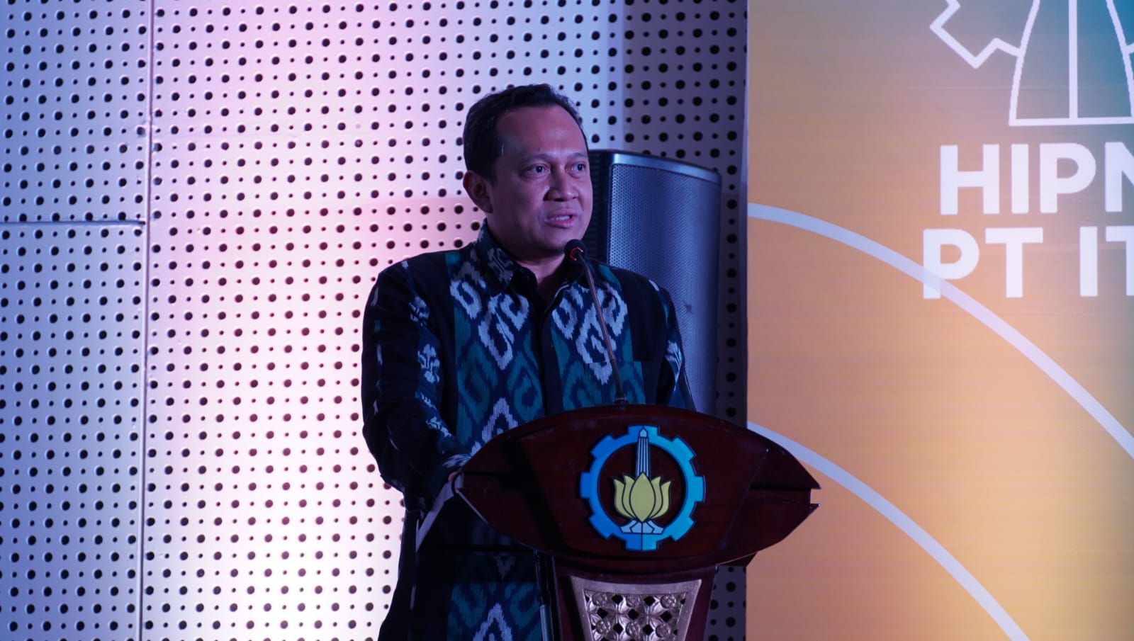 Wakil Rektor IV Bidang Riset, Inovasi, Kerjasama, dan Kealumnian ITS Agus Muhamad Hatta ST MSi PhD saat memberikan sambutan di The Grand Leader Summit