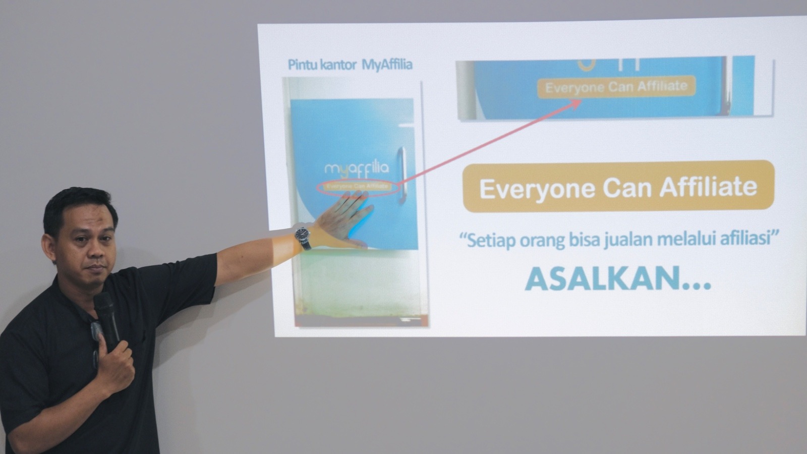 Singgih Prayono saat menerangkan materi