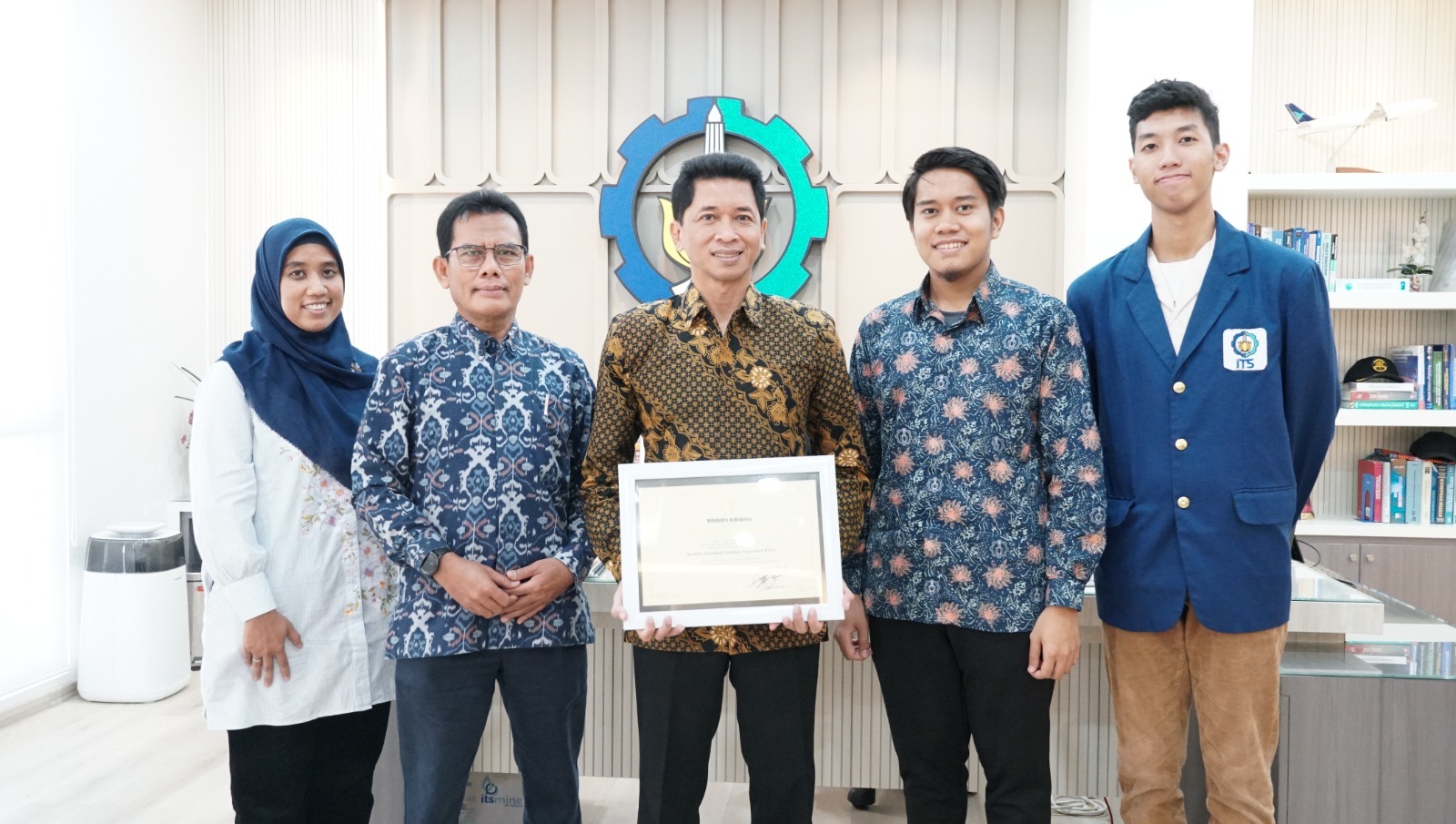 Dekan FKK Dr. Imam Susilo, SpPA(K) FISCM MIAP (kedua dari kiri) Rektor ITS Ir Bambang Pramujati ST MScEng PhD IPU AEng (tengah) ketika menerima penghargaan PIN Polio atas kontribusinya dalam menyukseskan kegiatan PIN Polio