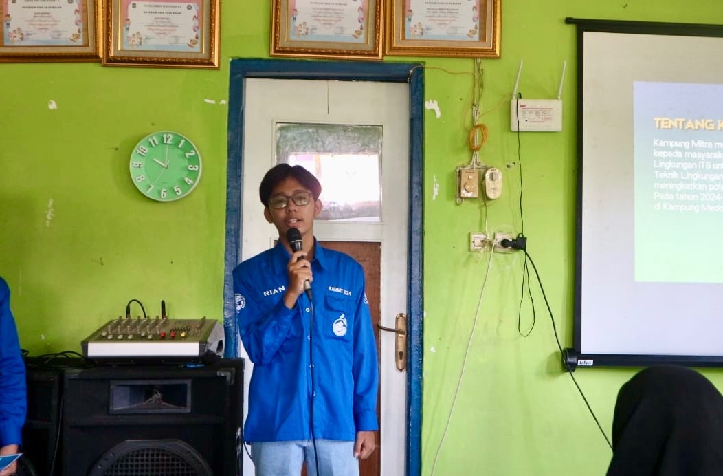 Ketua pelaksana Kammit, Fakhrian Taufiq saat membuka acara Kampung Mitra HMTL ITS