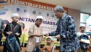 gambar penyerahan souvenir kepada peserta khitanan massal