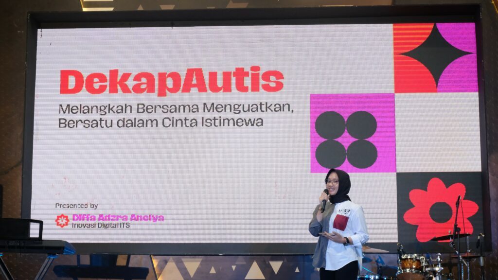 gambar saat Diffa Adzra Anelya melakukan pitchdeck dihadapan para coach dan pengunjung