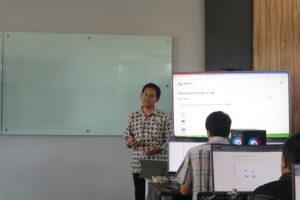 gambar Hudan saat menyampaikan materi