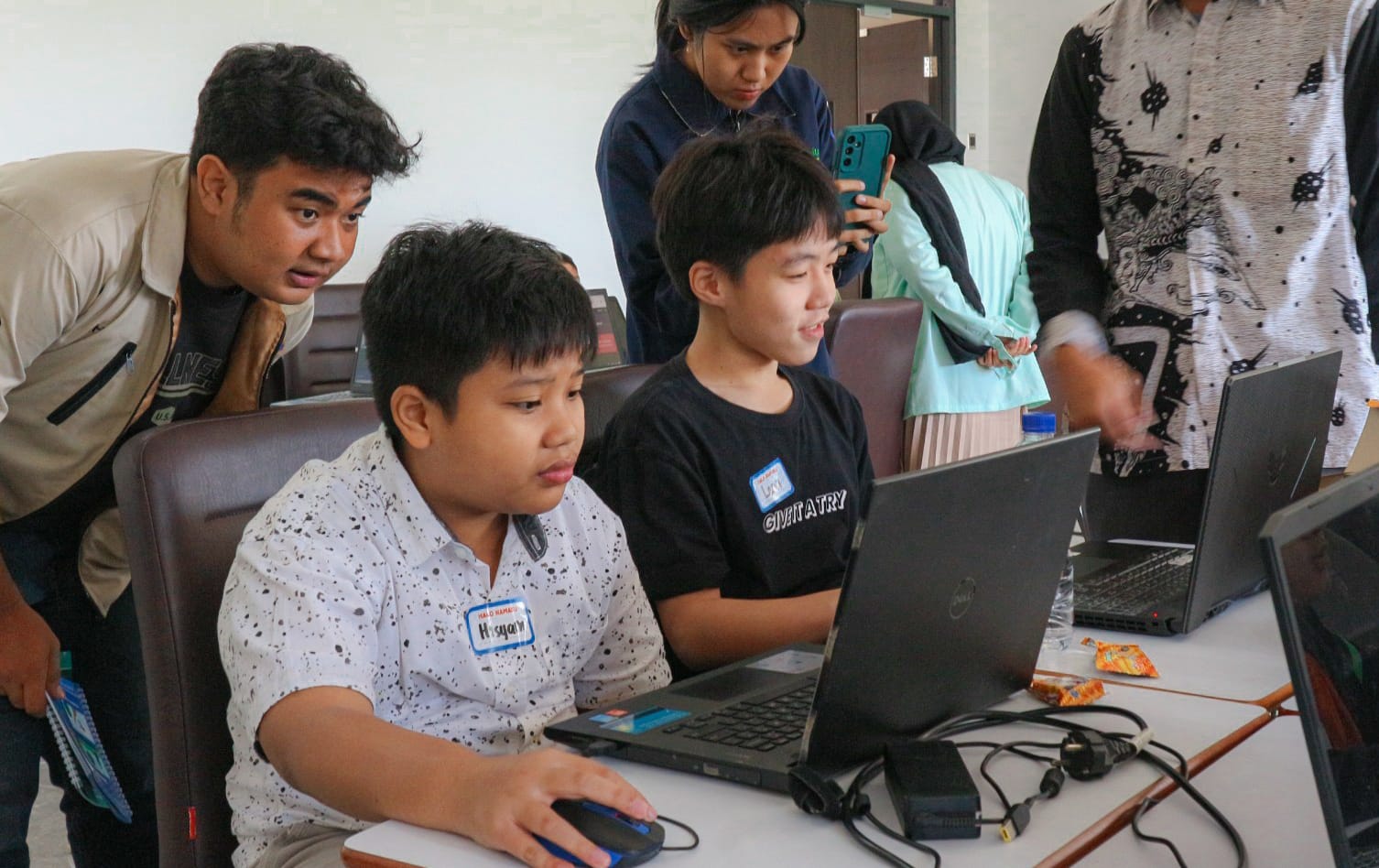 gambar tim asteria academy saat melakukan pendampingan