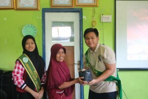 Putra Putri Lingkungan Hidup 2023 saat membagikan hasil budi daya Tanaman Kelor kepada masyarakat Kampung Medokan Semampir Surabaya