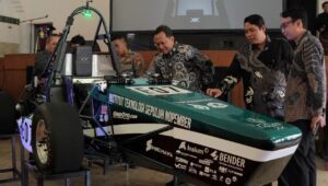 (dari kanan) Pembina Tim Anargya ITS Alief Wikarta ST MScEng PhD, Direktur Kemahasiswaaan ITS Dr Imam Abadi ST MT, dan Wakil Rektor Bidang Inovasi, Kerja Sama dan Kealumnian ITS Agus Muhamad Hatta ST MSi PhD ketika meresmikan peluncuran mobil Anargya Formula EV Mark 4.0