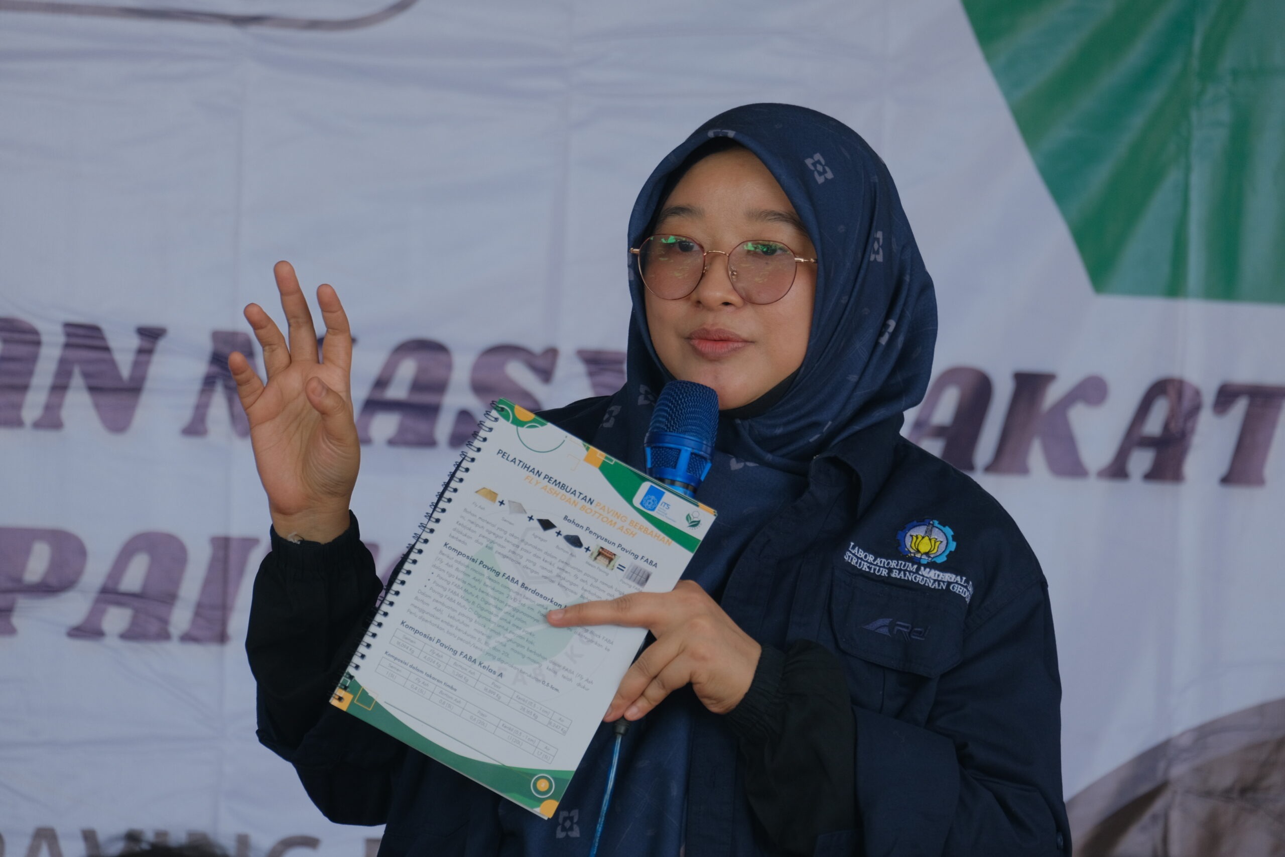 Ketua Tim Program Pengabdian Masyarakat DTIS ITS, Dr Eng Ir Yuyun Tajunnisa ST MT IPM ASEAN Eng saat menyampaikan materi pada pelatihan pembuatan paving berbahan dasar FABA di Desa Sumberejo, Paiton, Probolinggo