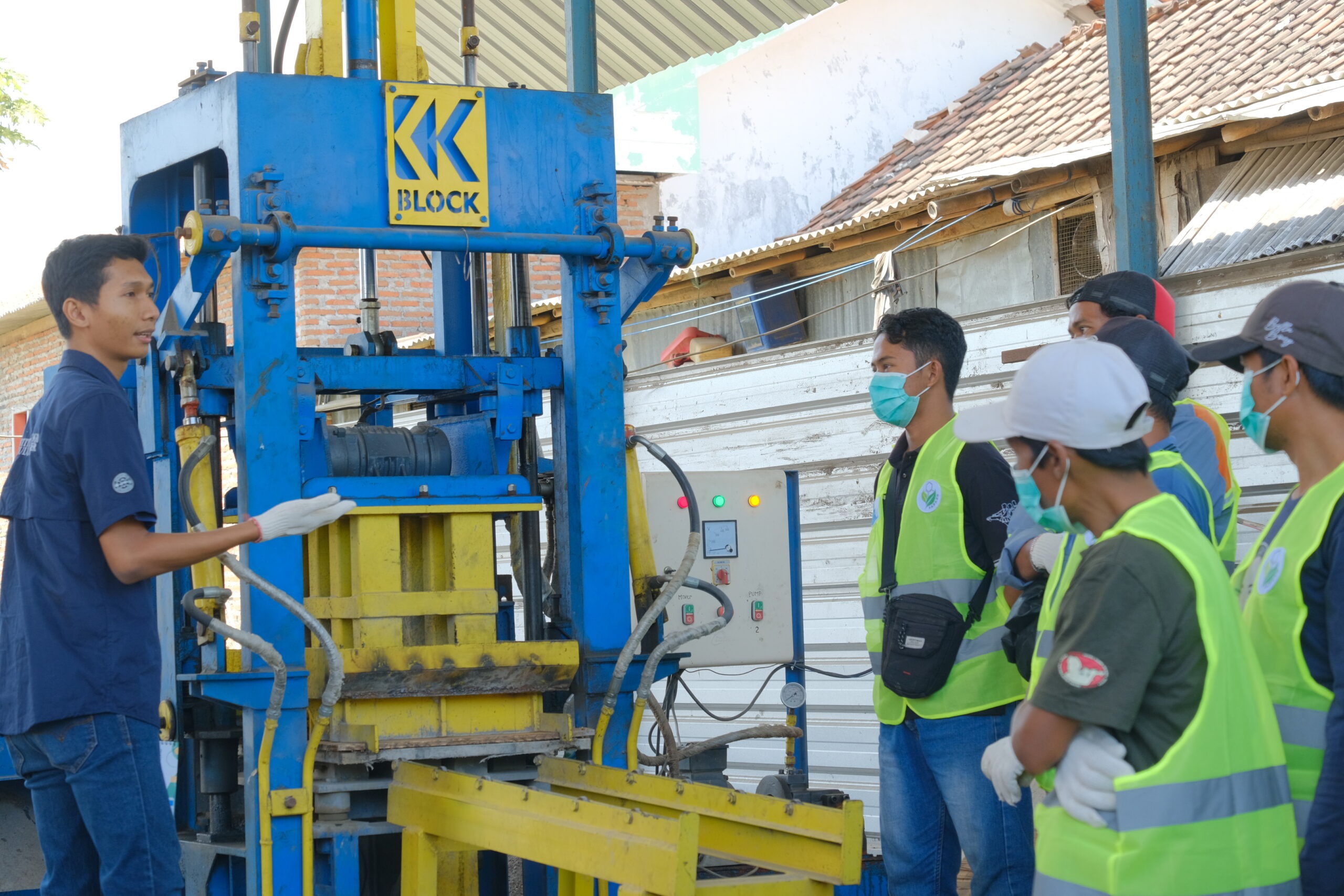 Sesi pengarahan pra-simulasi pembuatan paving berbahan dasar FABA