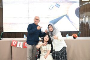 Dr Ir Endang Sri Rahayu MKom (kanan) bersama keluarga selepas sidang promosi doktor yang digelar di Departemen Teknik Elektro ITS