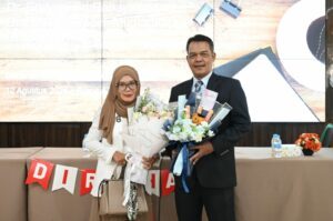 Dr Sujono ST MT (kanan) bersama sang istri selepas sidang promosi doktor yang digelar di Departemen Teknik Elektro ITS