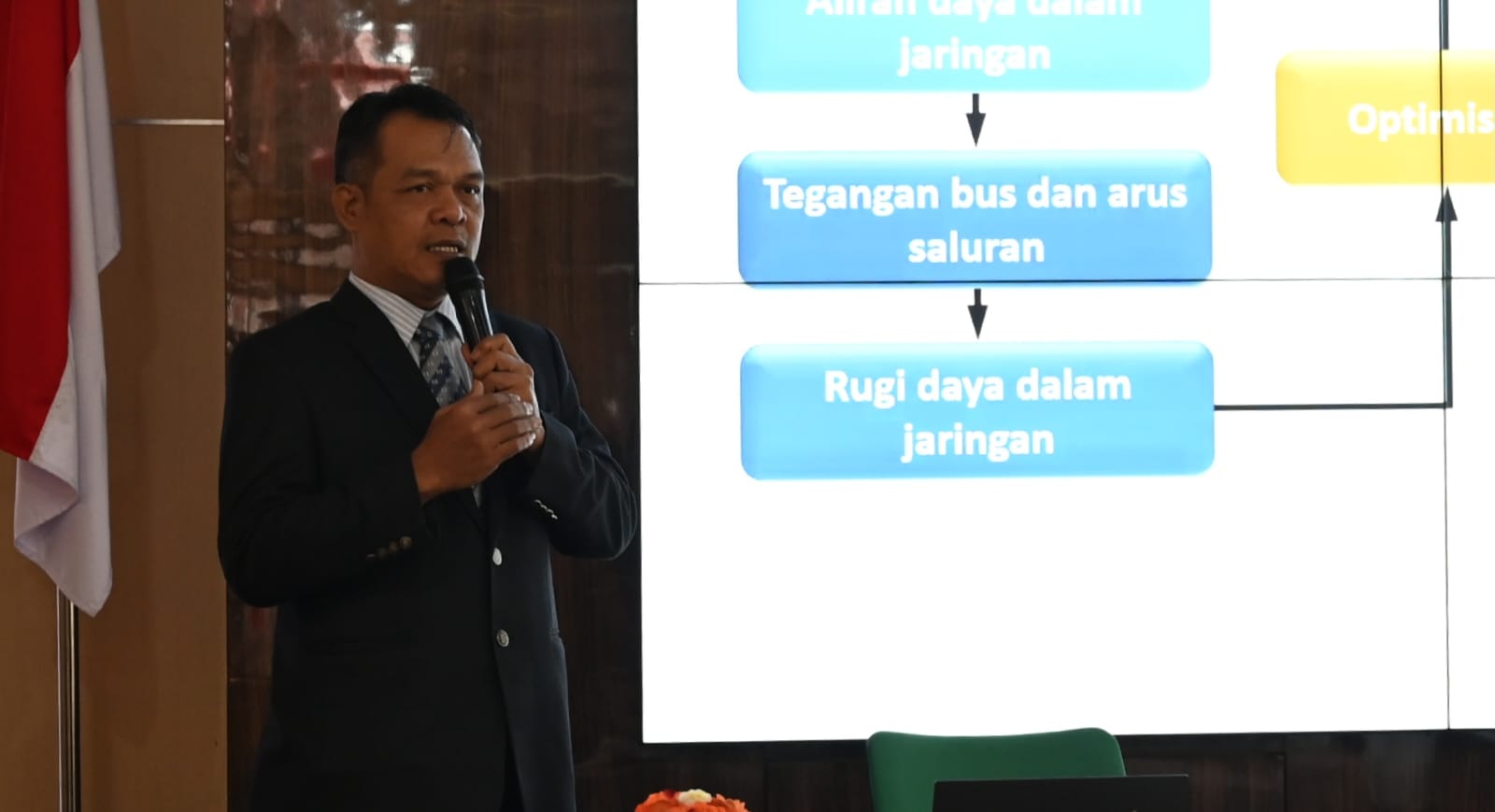 Dr Sujono ST MT saat memaparkan disertasinya terkait Optimisasi Jaringan Distribusi dengan Integrasi Distributed Generation pada Sidang Promosi Doktor Departemen Teknik Elektro ITS