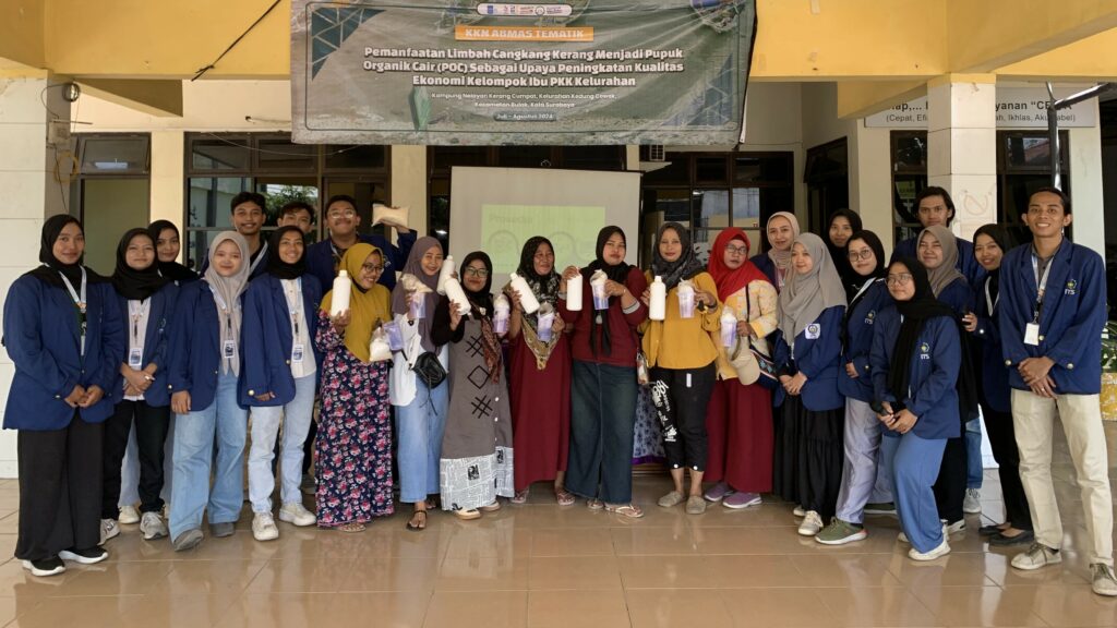 Gambar tim KKN Abmas ITS bersama masyarakat desa